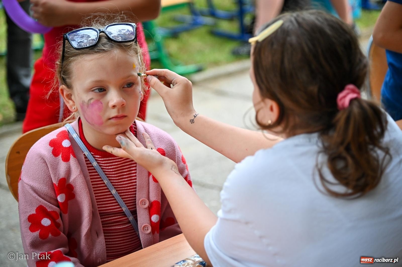 Zdjęcie w galerii na portalu naszraciborz.pl: Sukces rodzinnego festynu w Piętnastce. Szkoła powoli żegna rok szkolny i zbiera na pracownię kreatywną wiadomości z regionu