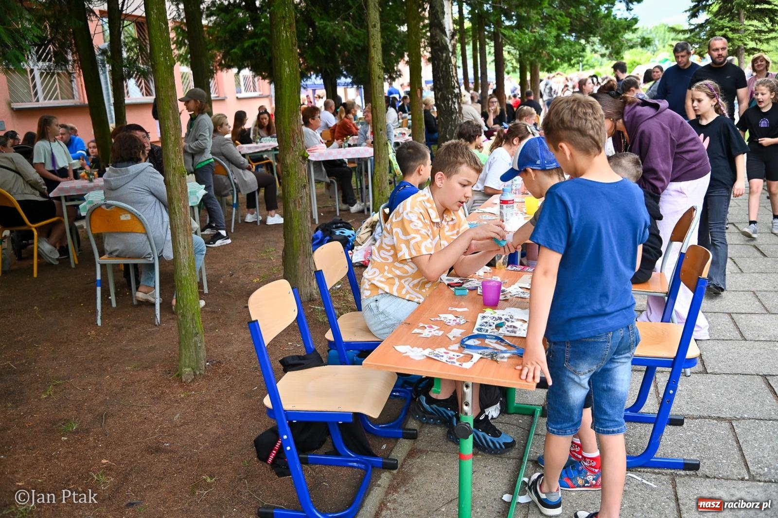 Zdjęcie w galerii na portalu naszraciborz.pl: Sukces rodzinnego festynu w Piętnastce. Szkoła powoli żegna rok szkolny i zbiera na pracownię kreatywną wiadomości z regionu