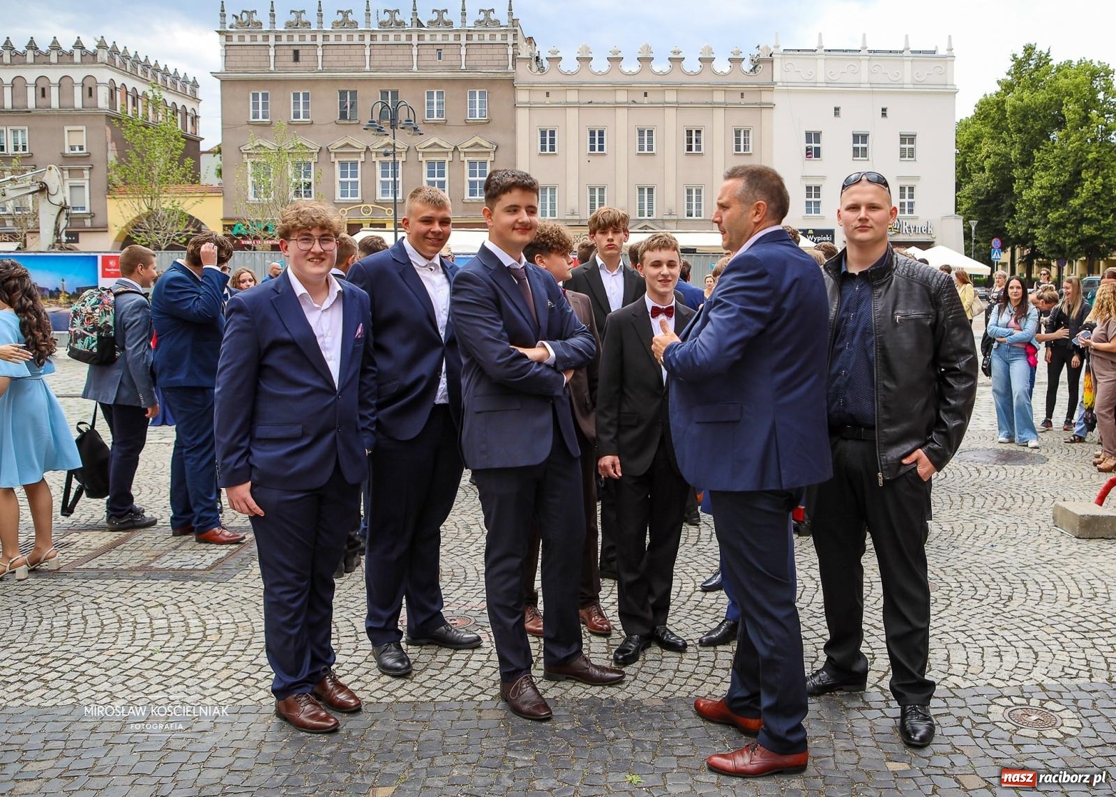 Zdjęcie w galerii na portalu naszraciborz.pl: Polonez ósmoklasistów SP 1 na Placu Dominikańskim w Raciborzu wiadomości z regionu