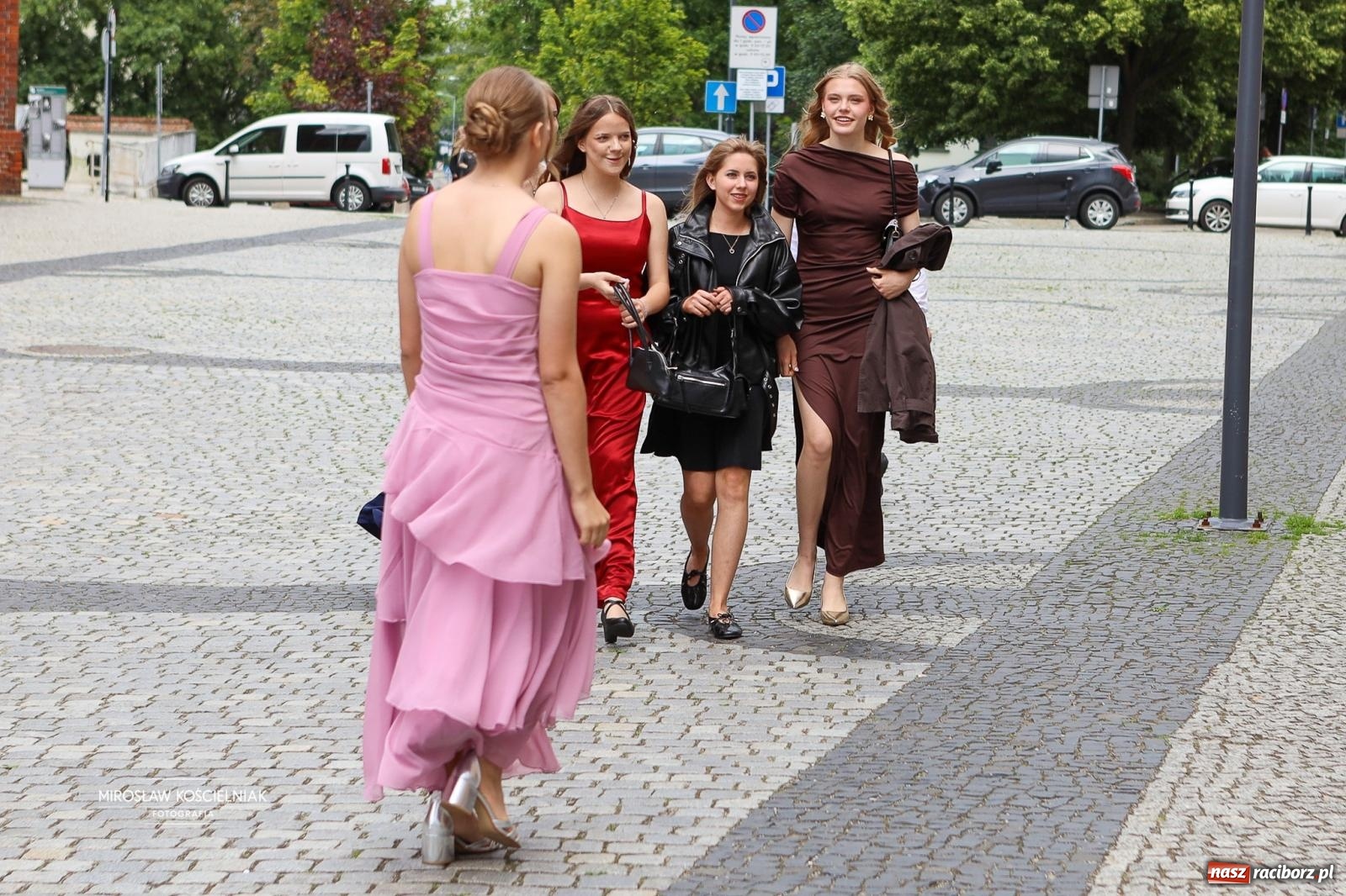 Zdjęcie w galerii na portalu naszraciborz.pl: Polonez ósmoklasistów SP 1 na Placu Dominikańskim w Raciborzu wiadomości z regionu