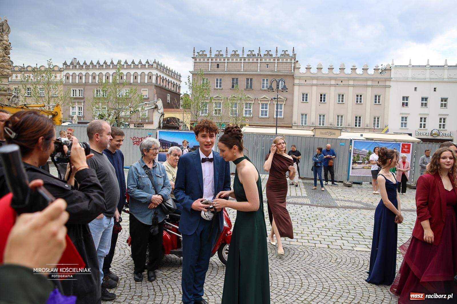 Zdjęcie w galerii na portalu naszraciborz.pl: Polonez ósmoklasistów SP 1 na Placu Dominikańskim w Raciborzu wiadomości z regionu