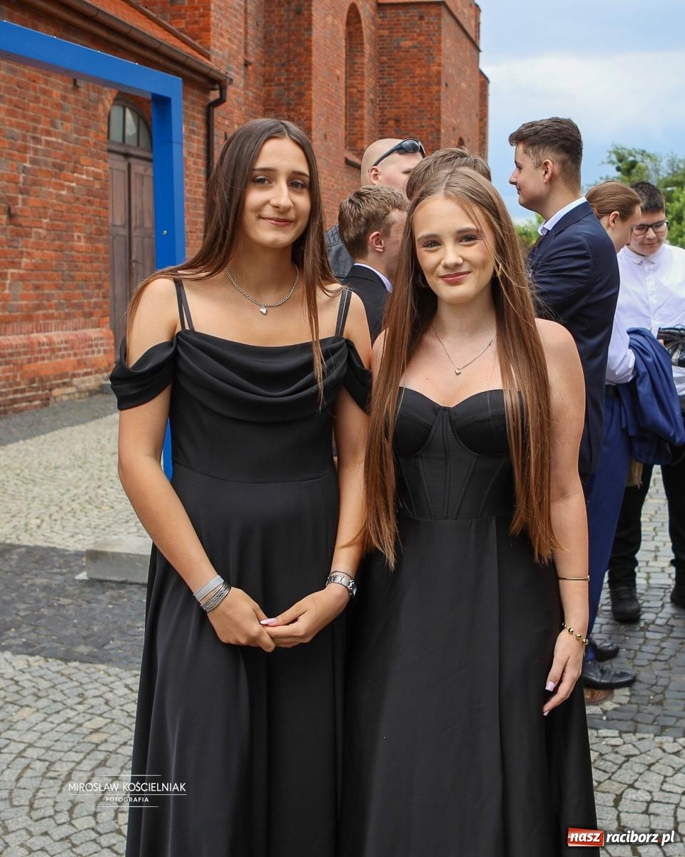 Zdjęcie w galerii na portalu naszraciborz.pl: Polonez ósmoklasistów SP 1 na Placu Dominikańskim w Raciborzu wiadomości z regionu