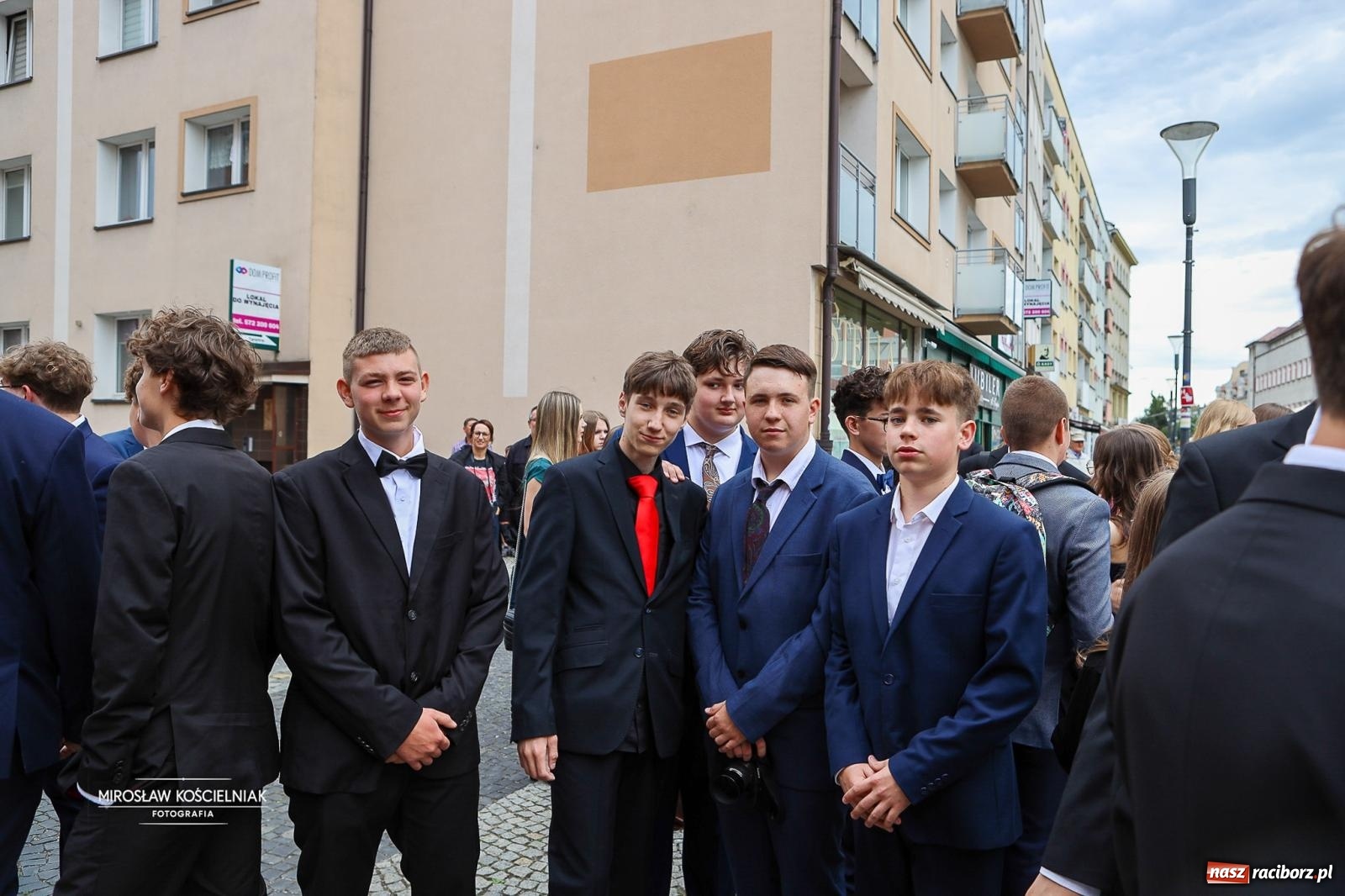 Zdjęcie w galerii na portalu naszraciborz.pl: Polonez ósmoklasistów SP 1 na Placu Dominikańskim w Raciborzu wiadomości z regionu