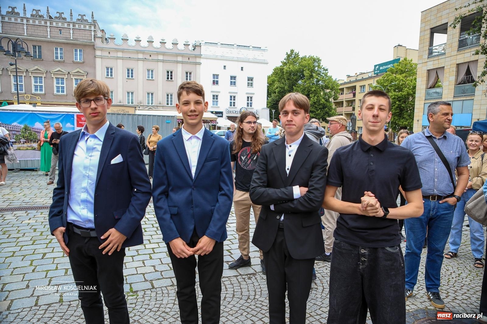 Zdjęcie w galerii na portalu naszraciborz.pl: Polonez ósmoklasistów SP 1 na Placu Dominikańskim w Raciborzu wiadomości z regionu