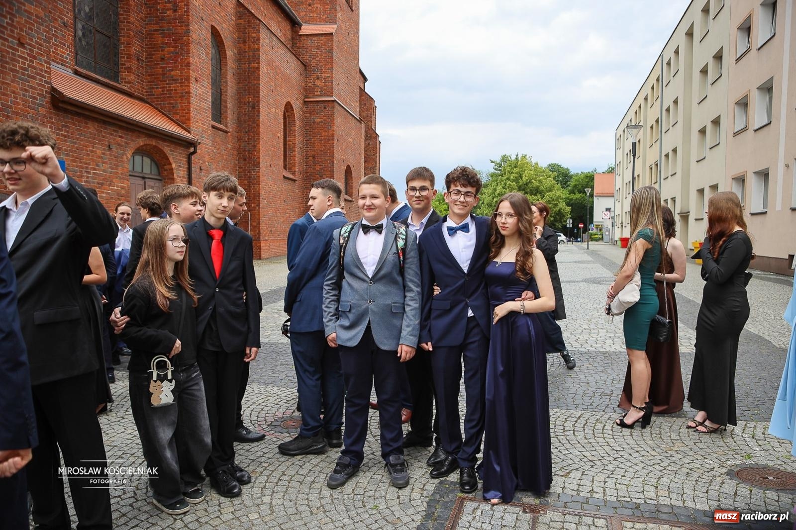 Zdjęcie w galerii na portalu naszraciborz.pl: Polonez ósmoklasistów SP 1 na Placu Dominikańskim w Raciborzu wiadomości z regionu