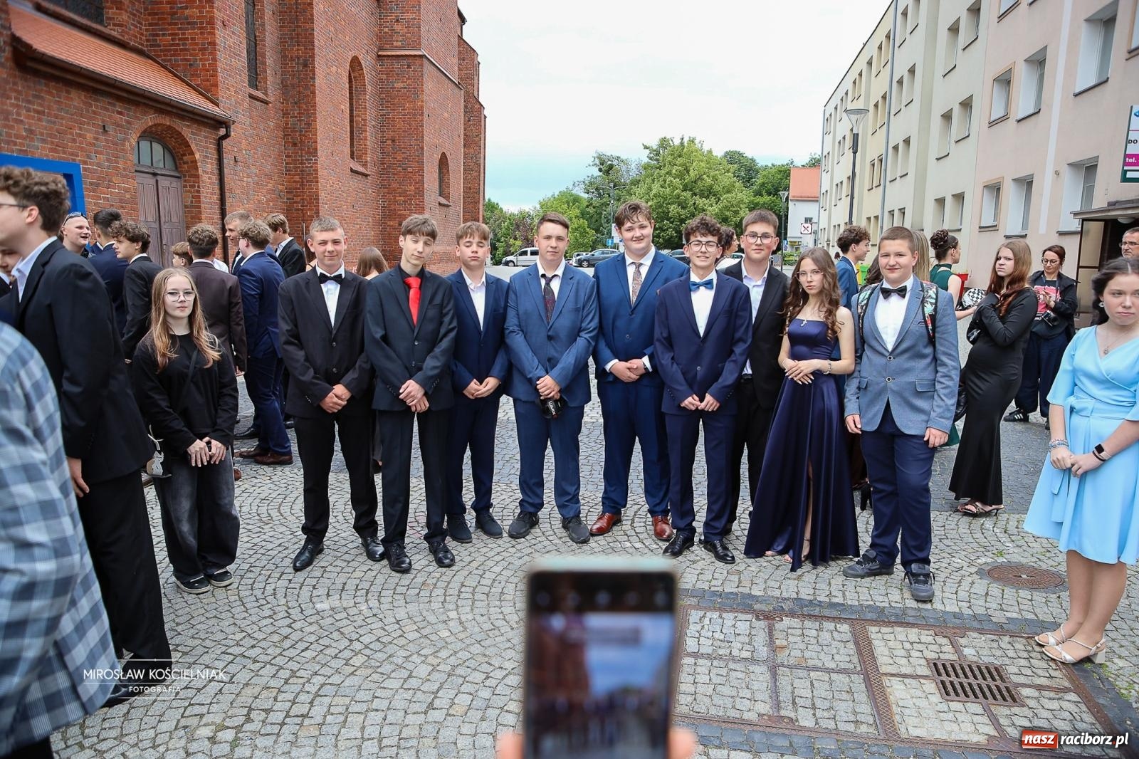 Zdjęcie w galerii na portalu naszraciborz.pl: Polonez ósmoklasistów SP 1 na Placu Dominikańskim w Raciborzu wiadomości z regionu