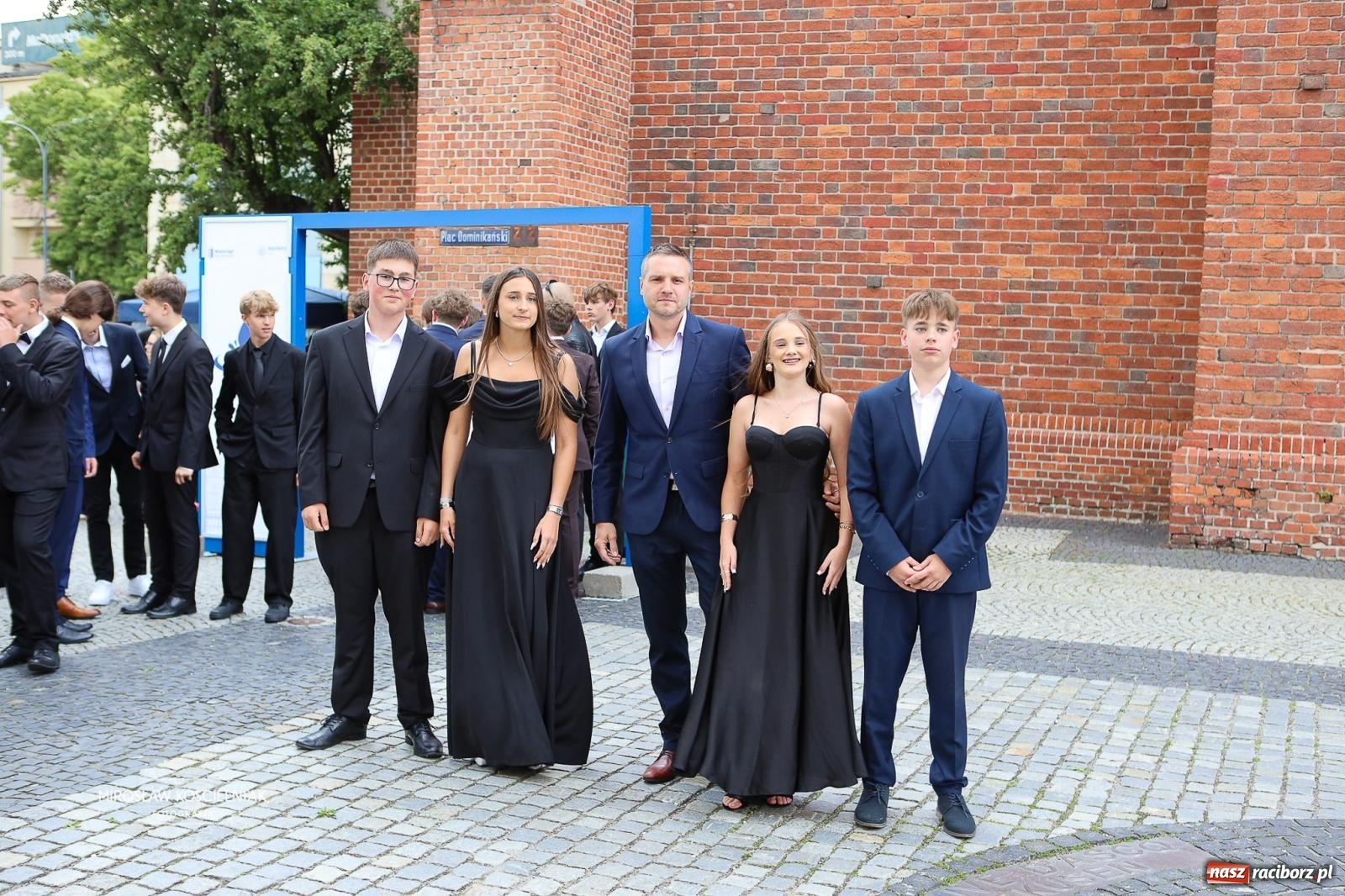 Zdjęcie w galerii na portalu naszraciborz.pl: Polonez ósmoklasistów SP 1 na Placu Dominikańskim w Raciborzu wiadomości z regionu