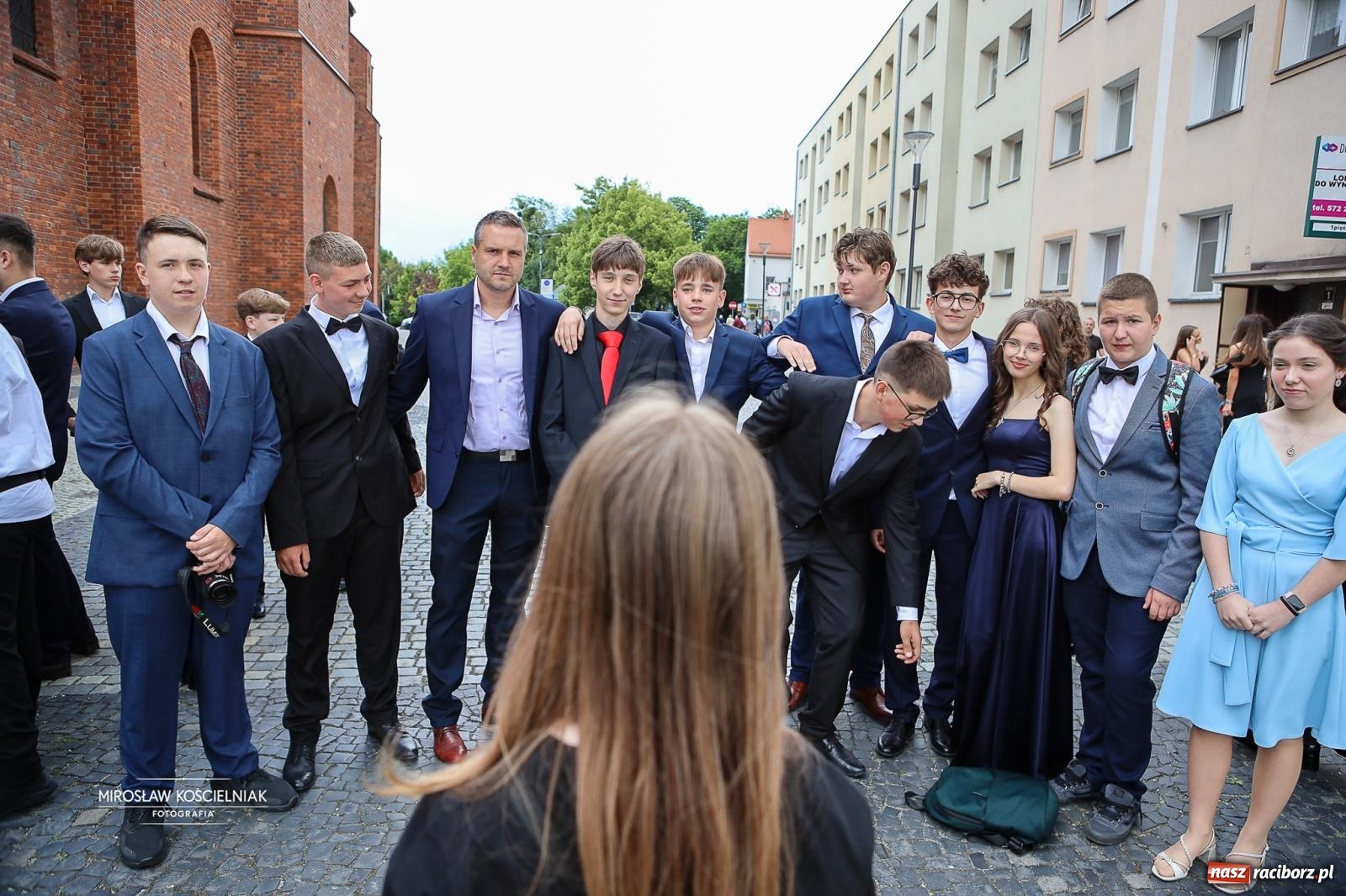 Zdjęcie w galerii na portalu naszraciborz.pl: Polonez ósmoklasistów SP 1 na Placu Dominikańskim w Raciborzu wiadomości z regionu