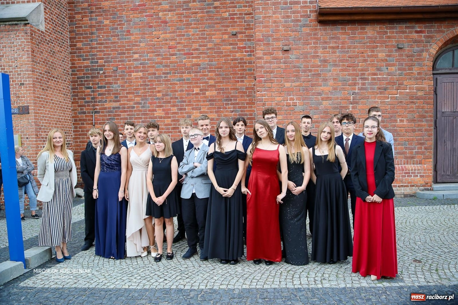 Zdjęcie w galerii na portalu naszraciborz.pl: Polonez ósmoklasistów SP 1 na Placu Dominikańskim w Raciborzu wiadomości z regionu
