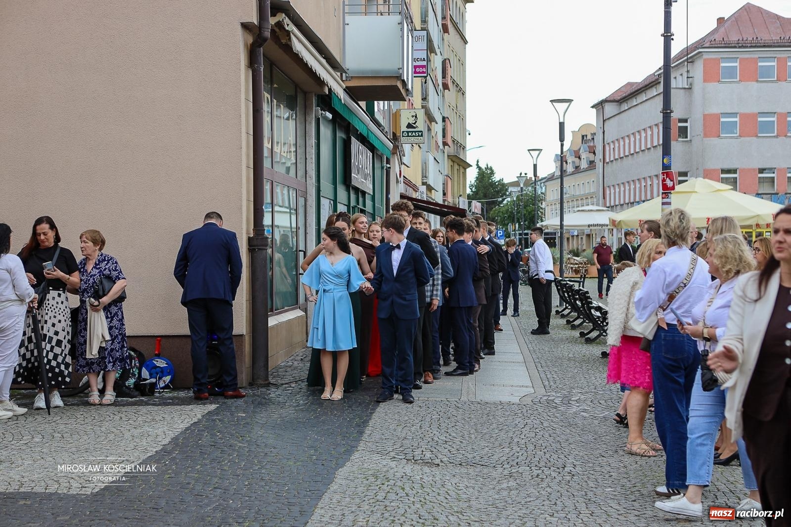 Zdjęcie w galerii na portalu naszraciborz.pl: Polonez ósmoklasistów SP 1 na Placu Dominikańskim w Raciborzu wiadomości z regionu