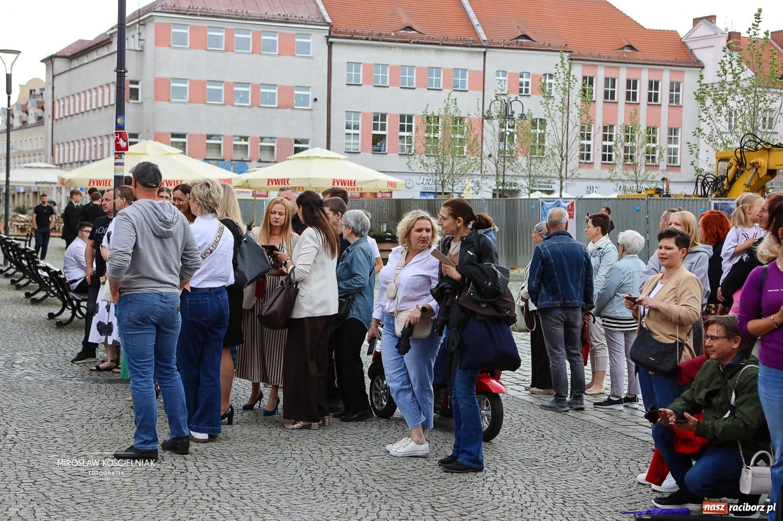 Zdjęcie w galerii na portalu naszraciborz.pl: Polonez ósmoklasistów SP 1 na Placu Dominikańskim w Raciborzu wiadomości z regionu