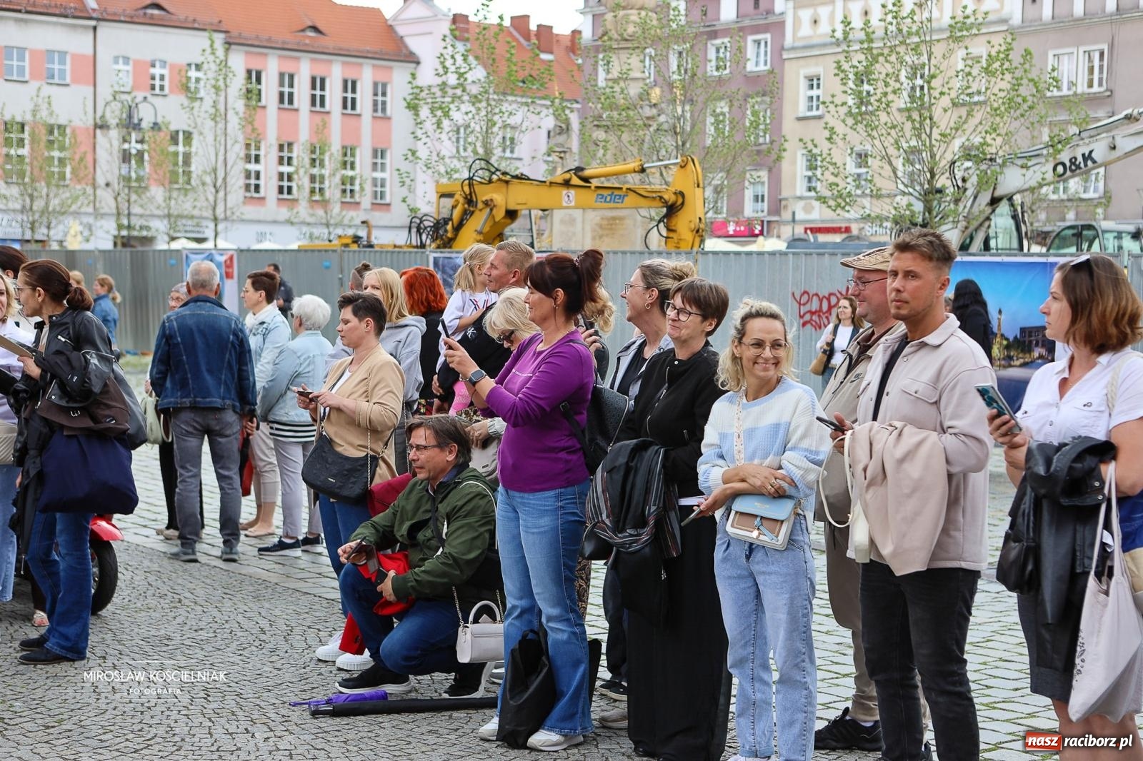 Zdjęcie w galerii na portalu naszraciborz.pl: Polonez ósmoklasistów SP 1 na Placu Dominikańskim w Raciborzu wiadomości z regionu