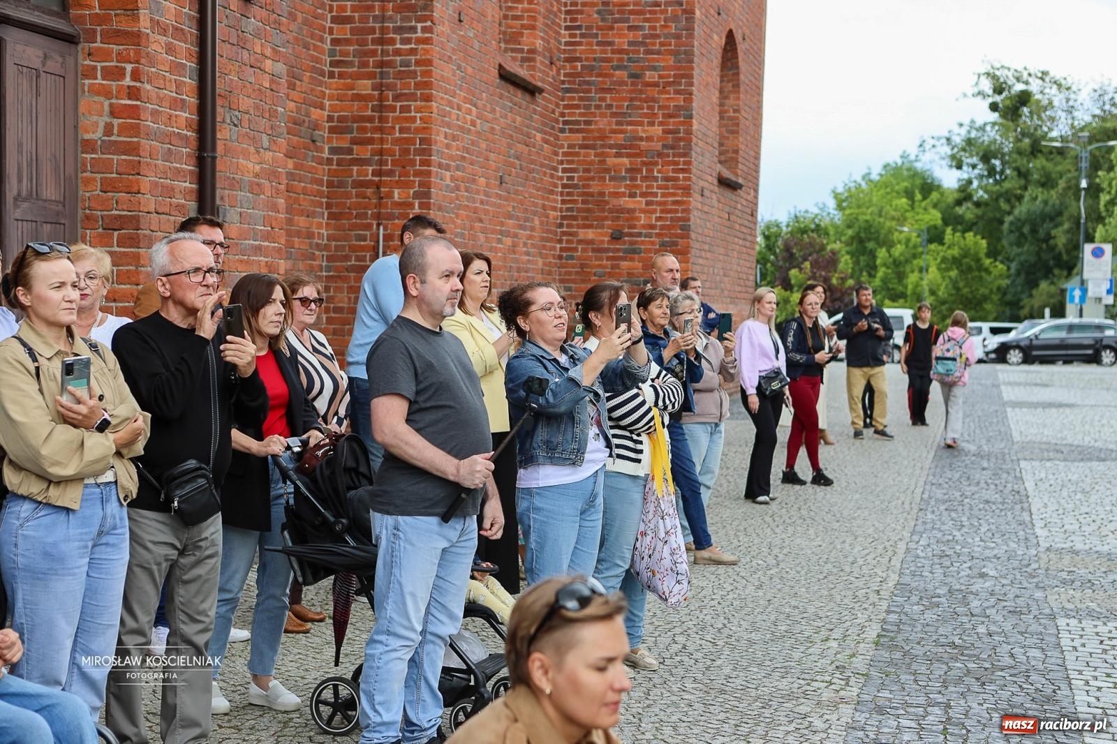 Zdjęcie w galerii na portalu naszraciborz.pl: Polonez ósmoklasistów SP 1 na Placu Dominikańskim w Raciborzu wiadomości z regionu