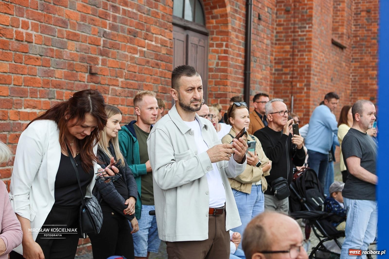 Zdjęcie w galerii na portalu naszraciborz.pl: Polonez ósmoklasistów SP 1 na Placu Dominikańskim w Raciborzu wiadomości z regionu