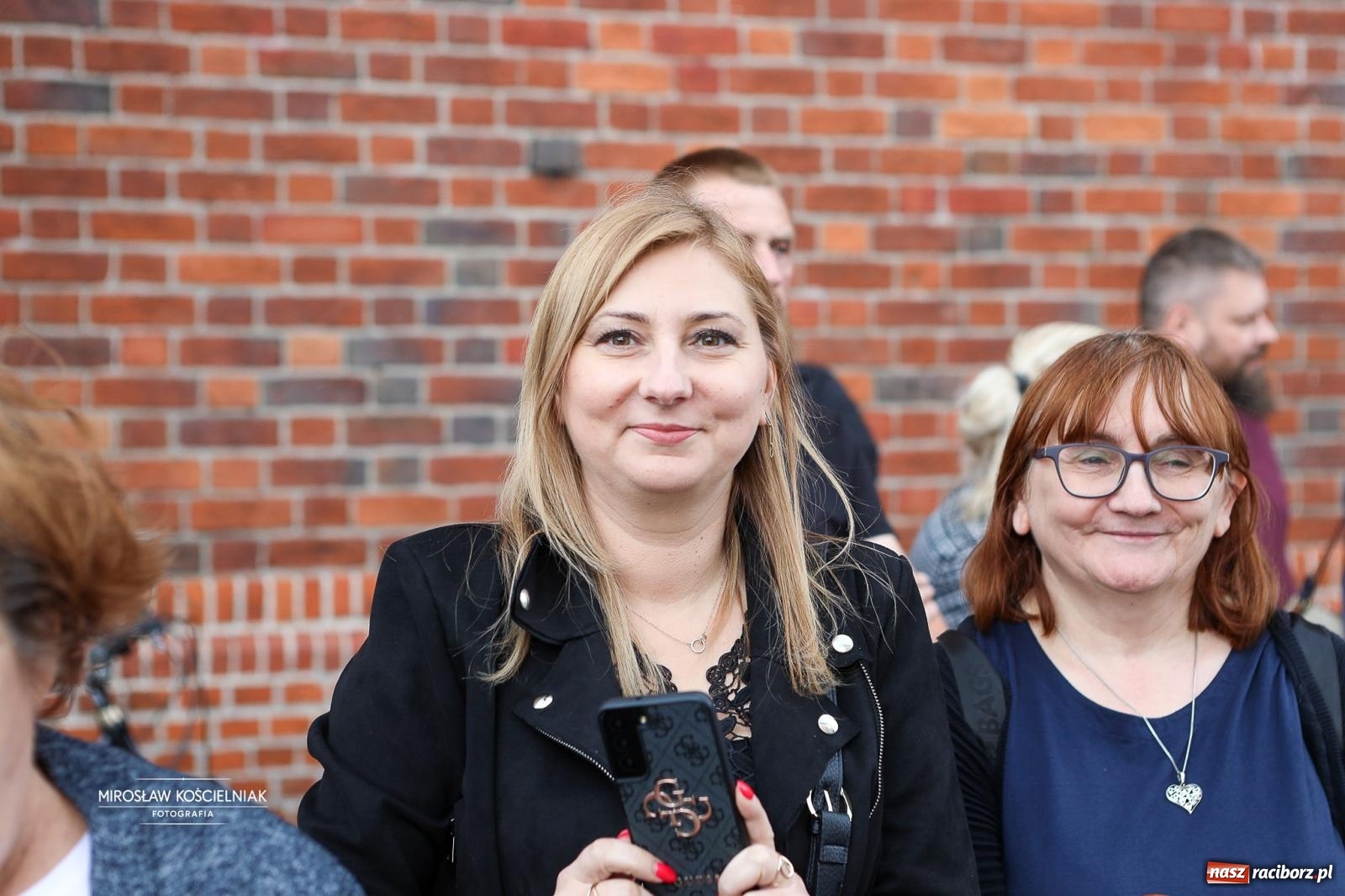 Zdjęcie w galerii na portalu naszraciborz.pl: Polonez ósmoklasistów SP 1 na Placu Dominikańskim w Raciborzu wiadomości z regionu