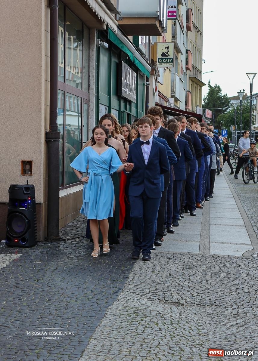 Zdjęcie w galerii na portalu naszraciborz.pl: Polonez ósmoklasistów SP 1 na Placu Dominikańskim w Raciborzu wiadomości z regionu