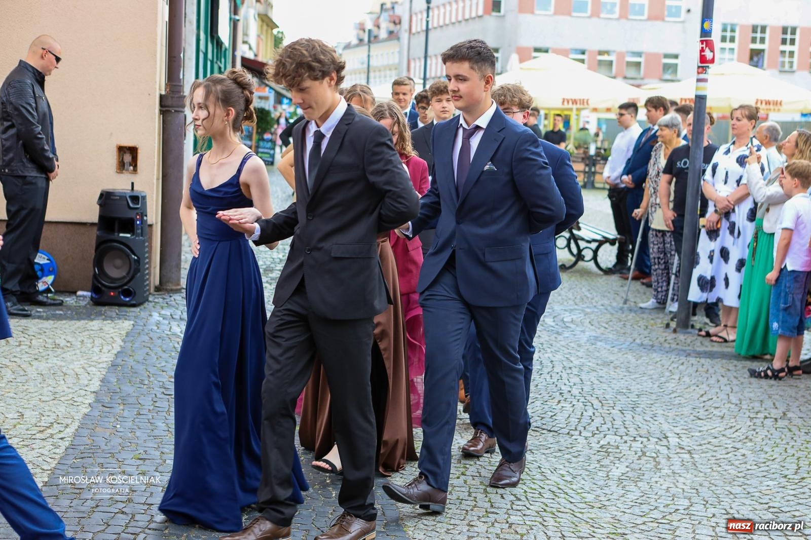 Zdjęcie w galerii na portalu naszraciborz.pl: Polonez ósmoklasistów SP 1 na Placu Dominikańskim w Raciborzu wiadomości z regionu