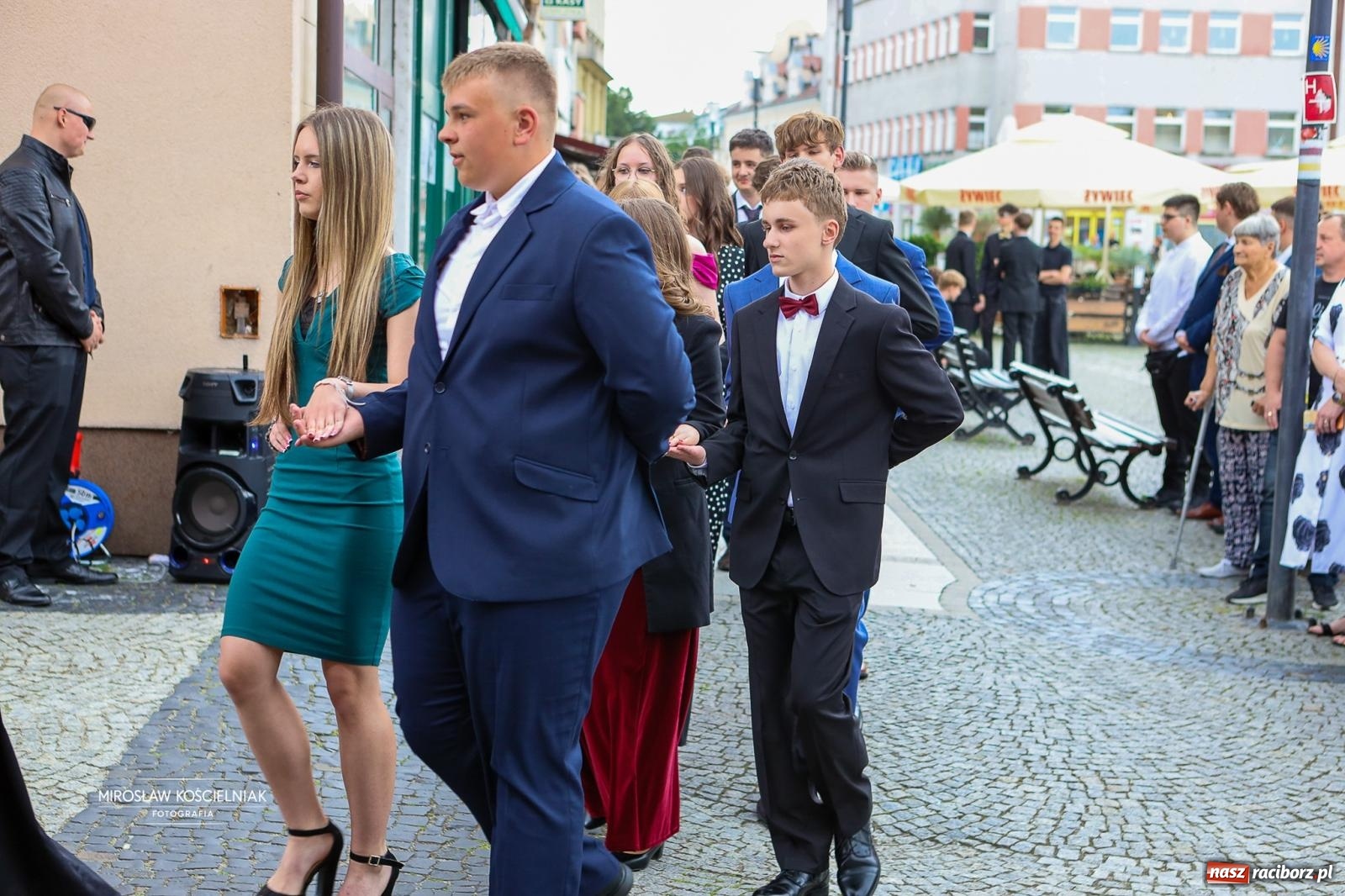 Zdjęcie w galerii na portalu naszraciborz.pl: Polonez ósmoklasistów SP 1 na Placu Dominikańskim w Raciborzu wiadomości z regionu