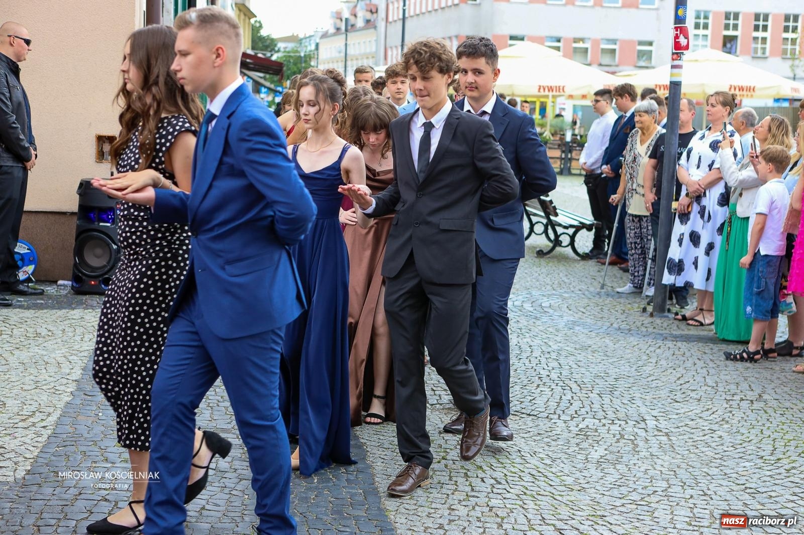 Zdjęcie w galerii na portalu naszraciborz.pl: Polonez ósmoklasistów SP 1 na Placu Dominikańskim w Raciborzu wiadomości z regionu