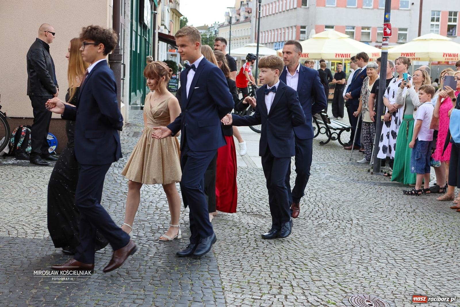 Zdjęcie w galerii na portalu naszraciborz.pl: Polonez ósmoklasistów SP 1 na Placu Dominikańskim w Raciborzu wiadomości z regionu