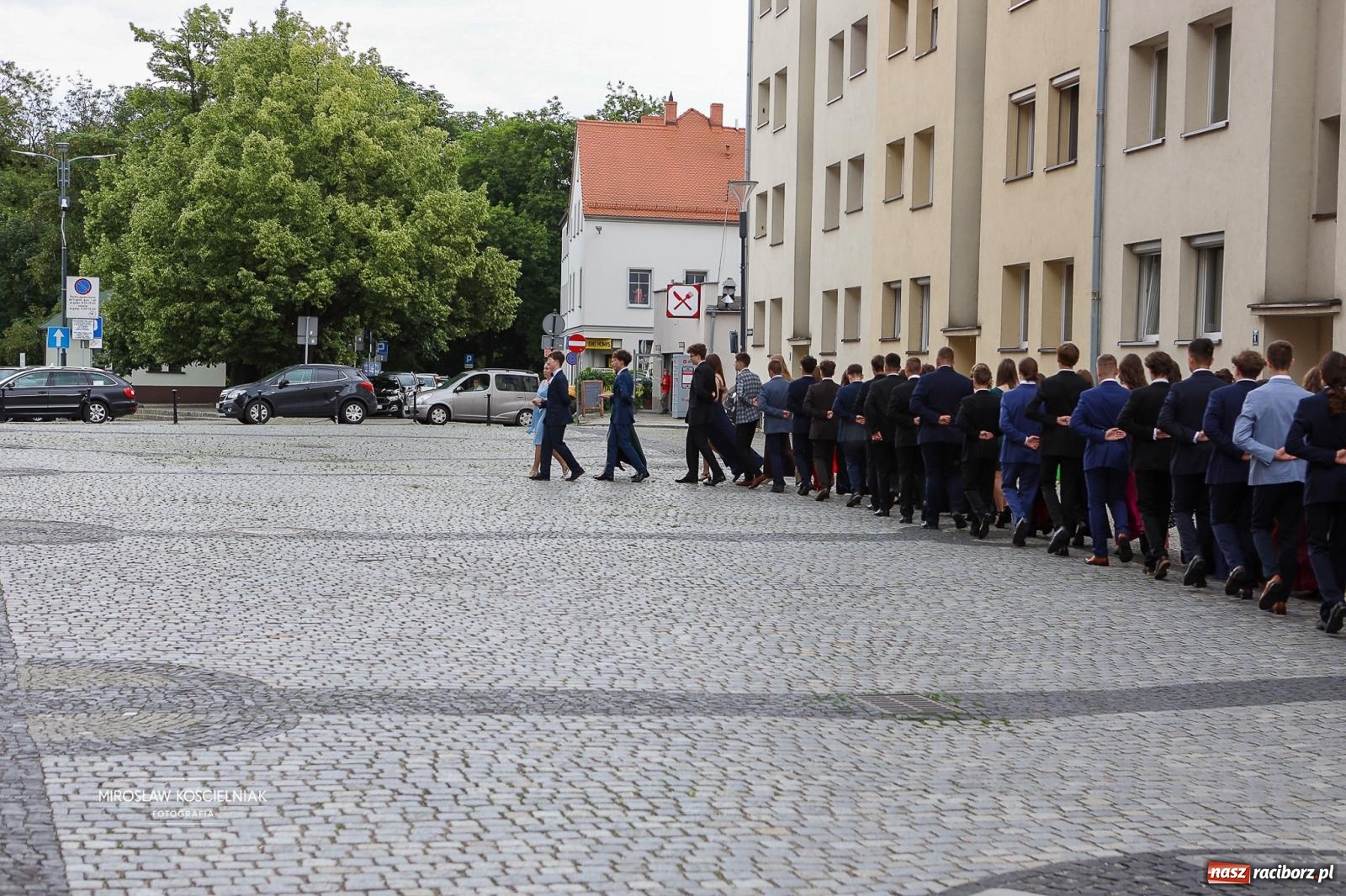 Zdjęcie w galerii na portalu naszraciborz.pl: Polonez ósmoklasistów SP 1 na Placu Dominikańskim w Raciborzu wiadomości z regionu