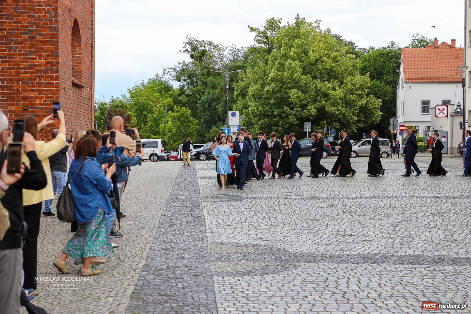 Zdjęcie w galerii na portalu naszraciborz.pl: Polonez ósmoklasistów SP 1 na Placu Dominikańskim w Raciborzu wiadomości z regionu