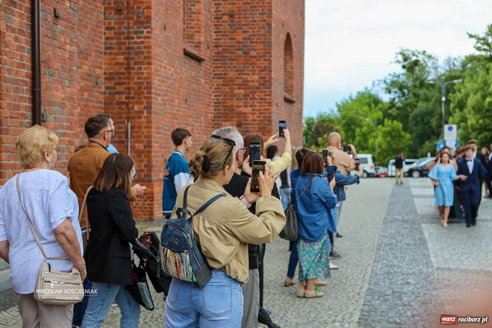Zdjęcie w galerii na portalu naszraciborz.pl: Polonez ósmoklasistów SP 1 na Placu Dominikańskim w Raciborzu wiadomości z regionu
