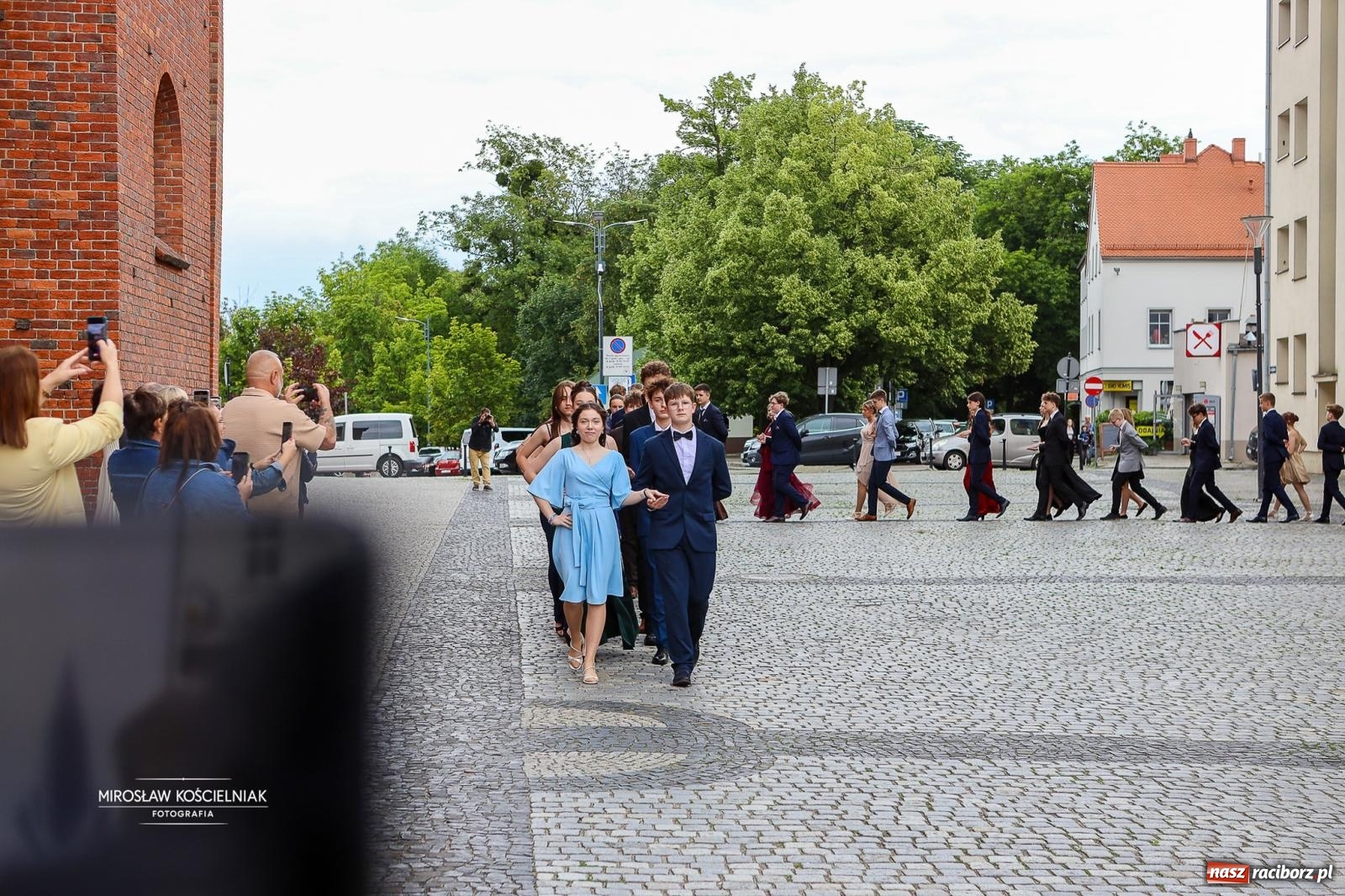 Zdjęcie w galerii na portalu naszraciborz.pl: Polonez ósmoklasistów SP 1 na Placu Dominikańskim w Raciborzu wiadomości z regionu