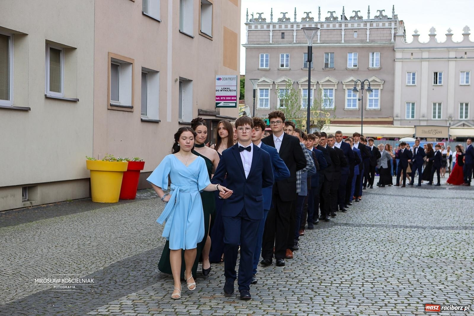 Zdjęcie w galerii na portalu naszraciborz.pl: Polonez ósmoklasistów SP 1 na Placu Dominikańskim w Raciborzu wiadomości z regionu