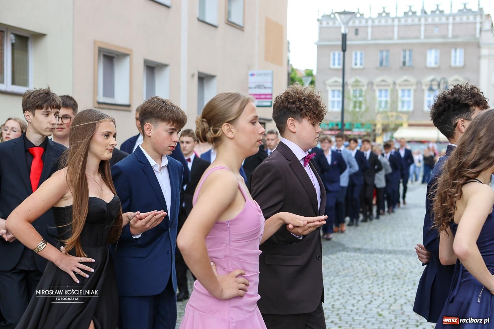 Zdjęcie w galerii na portalu naszraciborz.pl: Polonez ósmoklasistów SP 1 na Placu Dominikańskim w Raciborzu wiadomości z regionu