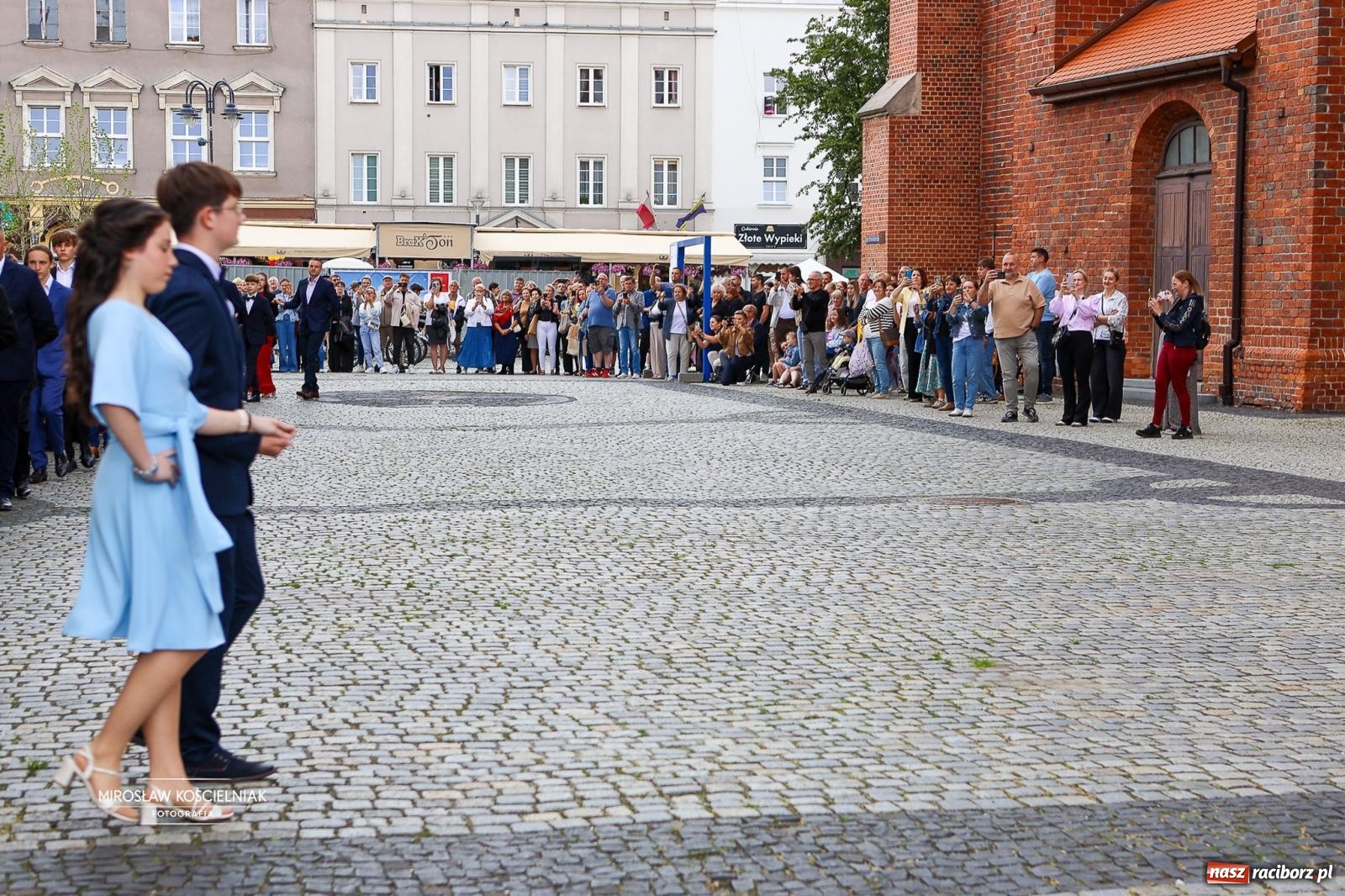 Zdjęcie w galerii na portalu naszraciborz.pl: Polonez ósmoklasistów SP 1 na Placu Dominikańskim w Raciborzu wiadomości z regionu