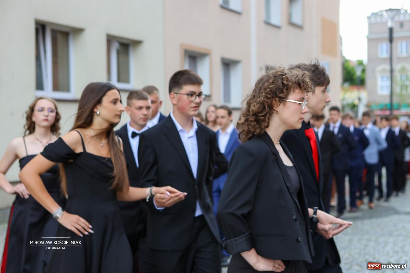 Zdjęcie w galerii na portalu naszraciborz.pl: Polonez ósmoklasistów SP 1 na Placu Dominikańskim w Raciborzu wiadomości z regionu