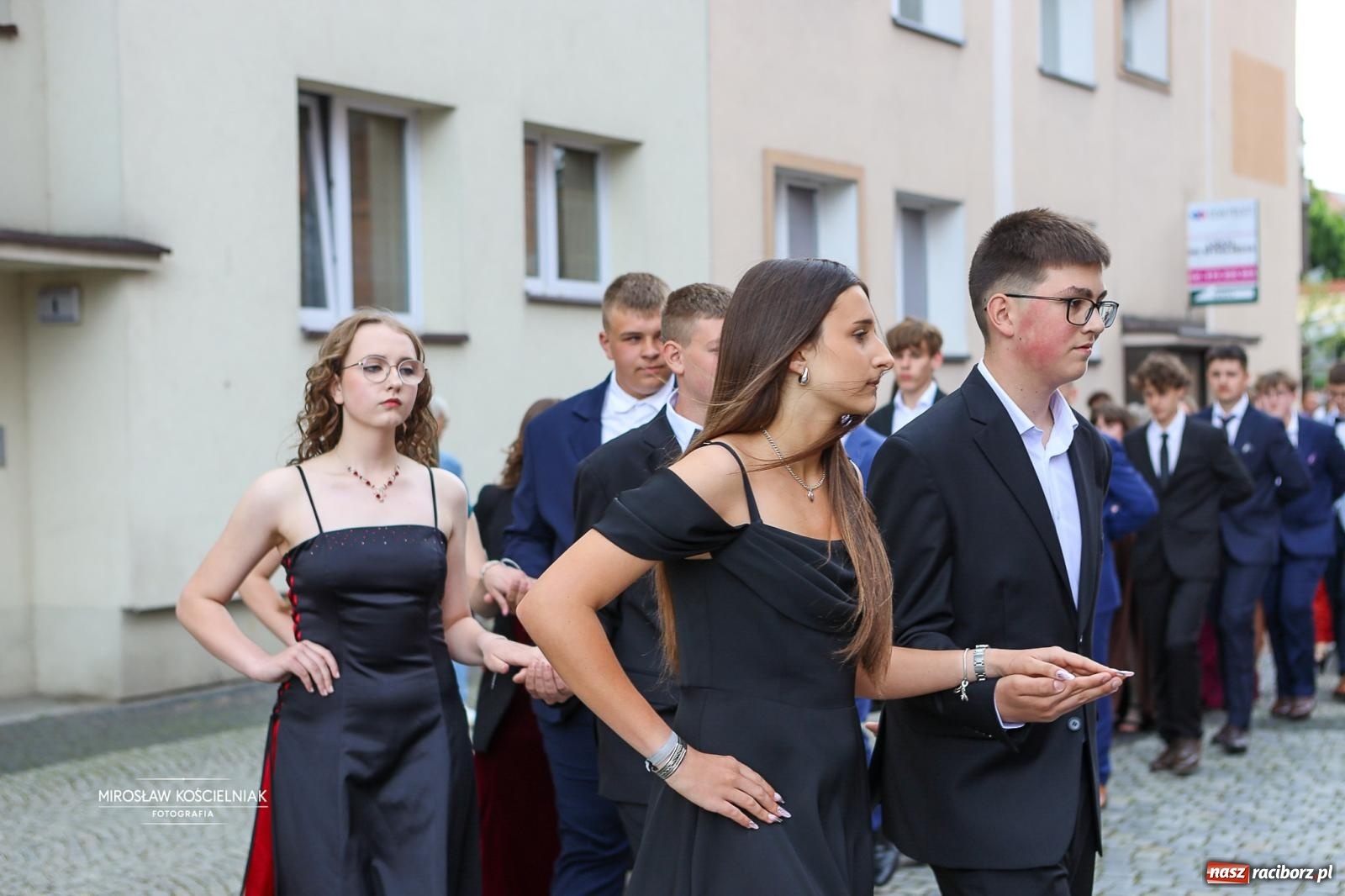 Zdjęcie w galerii na portalu naszraciborz.pl: Polonez ósmoklasistów SP 1 na Placu Dominikańskim w Raciborzu wiadomości z regionu