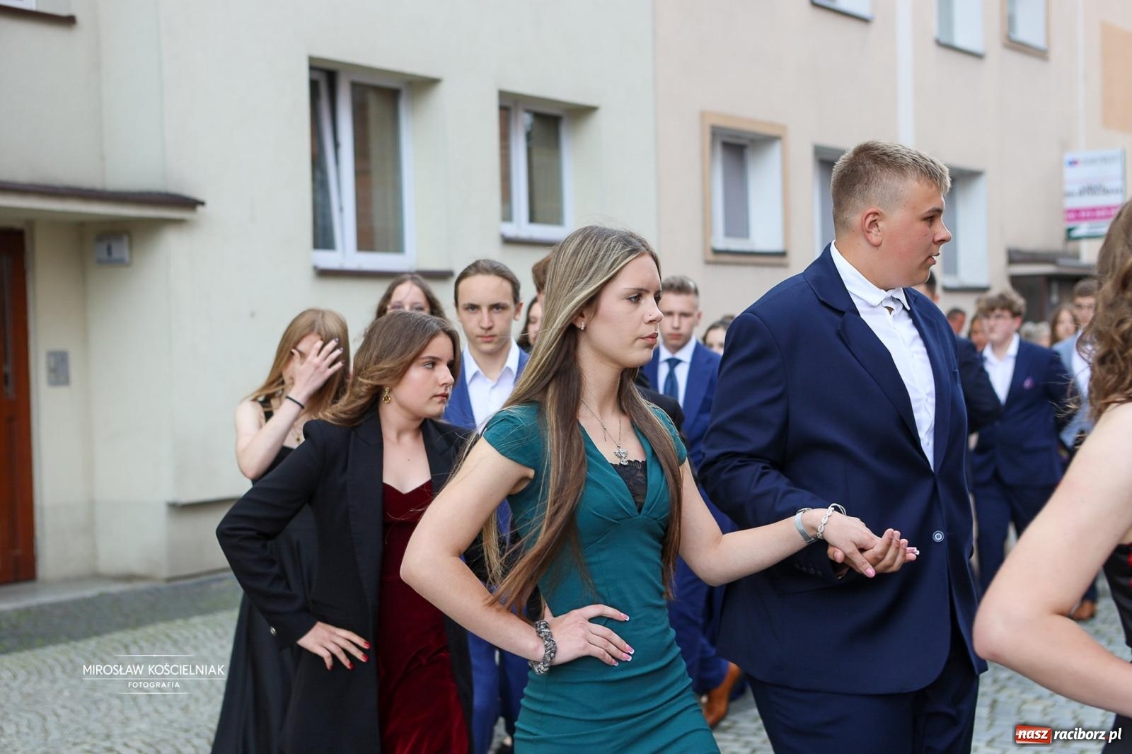 Zdjęcie w galerii na portalu naszraciborz.pl: Polonez ósmoklasistów SP 1 na Placu Dominikańskim w Raciborzu wiadomości z regionu