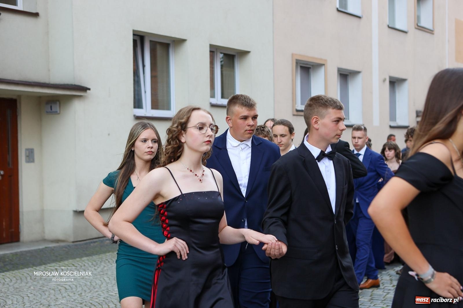 Zdjęcie w galerii na portalu naszraciborz.pl: Polonez ósmoklasistów SP 1 na Placu Dominikańskim w Raciborzu wiadomości z regionu