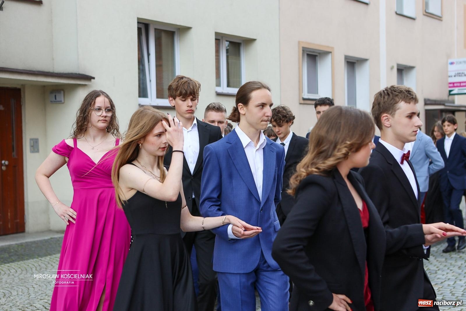Zdjęcie w galerii na portalu naszraciborz.pl: Polonez ósmoklasistów SP 1 na Placu Dominikańskim w Raciborzu wiadomości z regionu