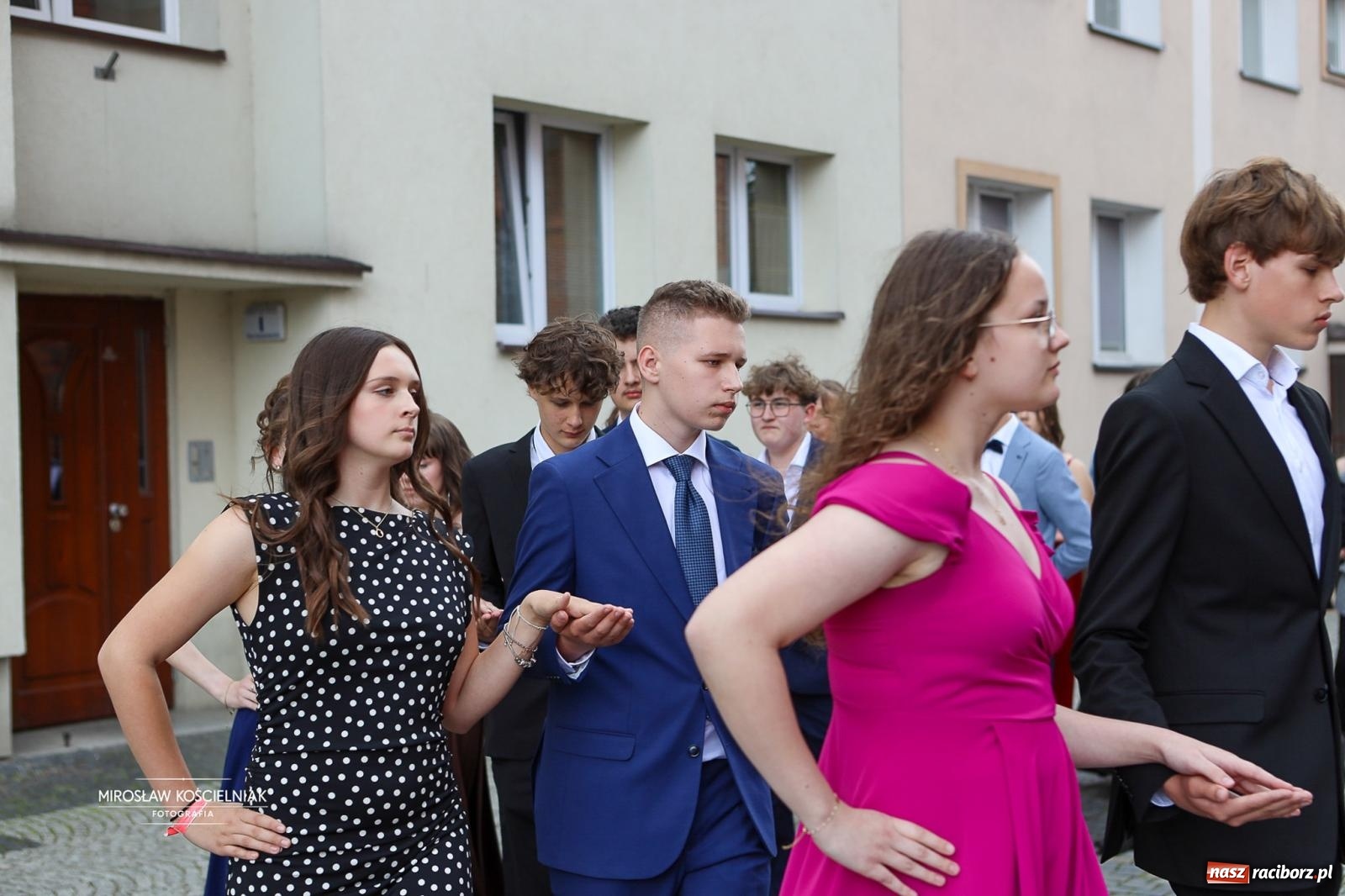Zdjęcie w galerii na portalu naszraciborz.pl: Polonez ósmoklasistów SP 1 na Placu Dominikańskim w Raciborzu wiadomości z regionu
