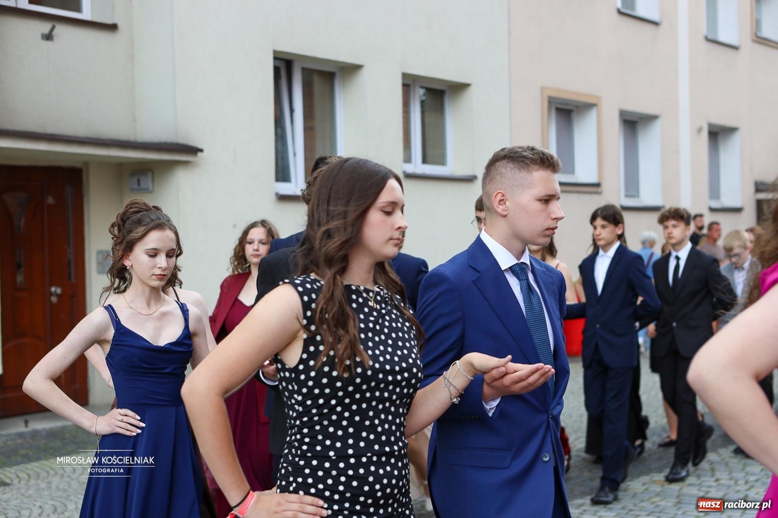 Zdjęcie w galerii na portalu naszraciborz.pl: Polonez ósmoklasistów SP 1 na Placu Dominikańskim w Raciborzu wiadomości z regionu