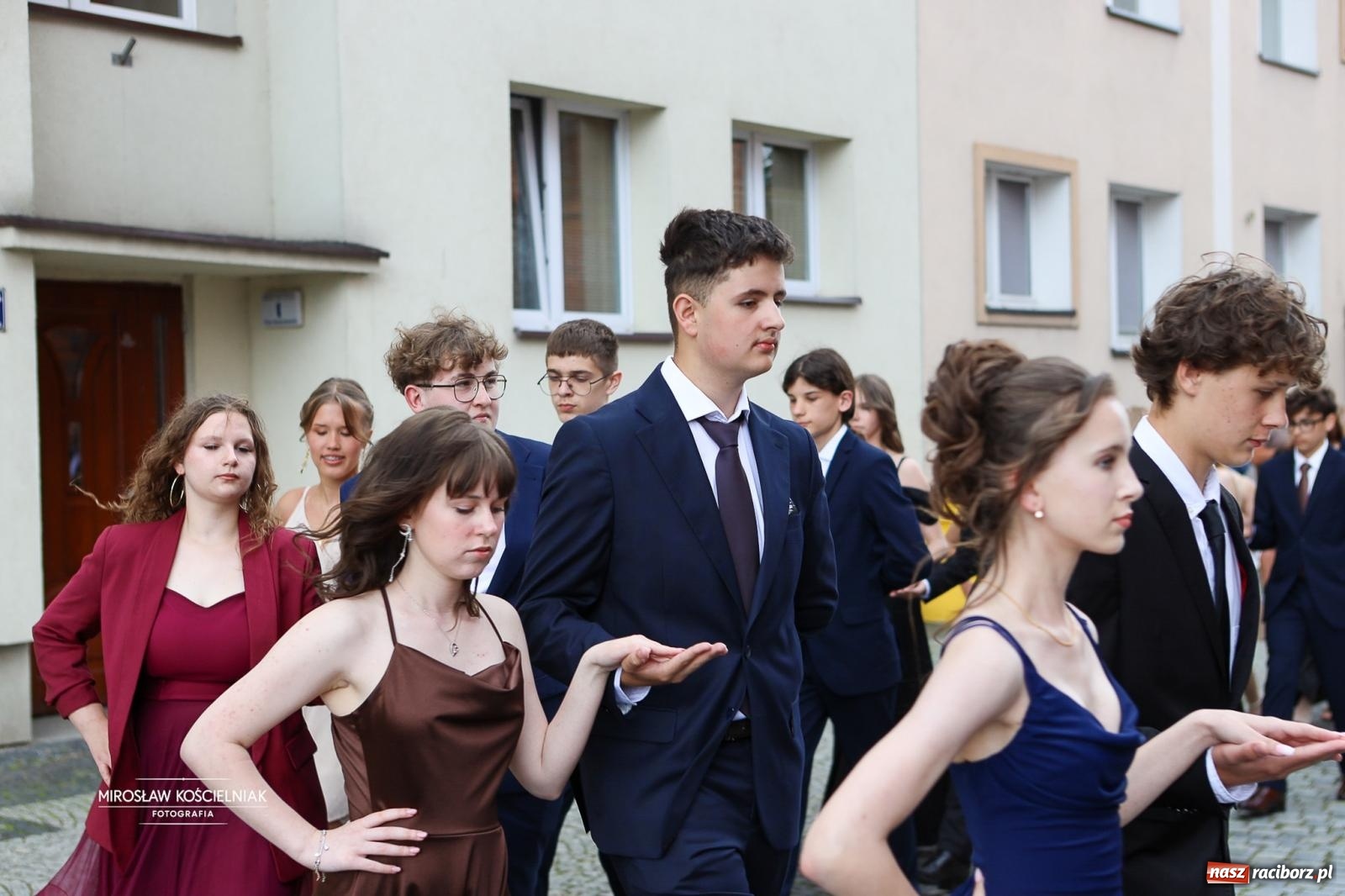 Zdjęcie w galerii na portalu naszraciborz.pl: Polonez ósmoklasistów SP 1 na Placu Dominikańskim w Raciborzu wiadomości z regionu