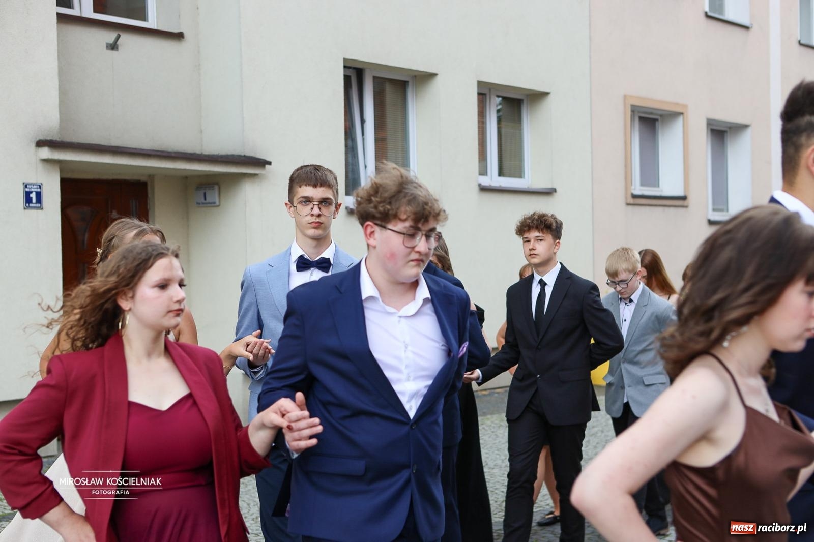 Zdjęcie w galerii na portalu naszraciborz.pl: Polonez ósmoklasistów SP 1 na Placu Dominikańskim w Raciborzu wiadomości z regionu