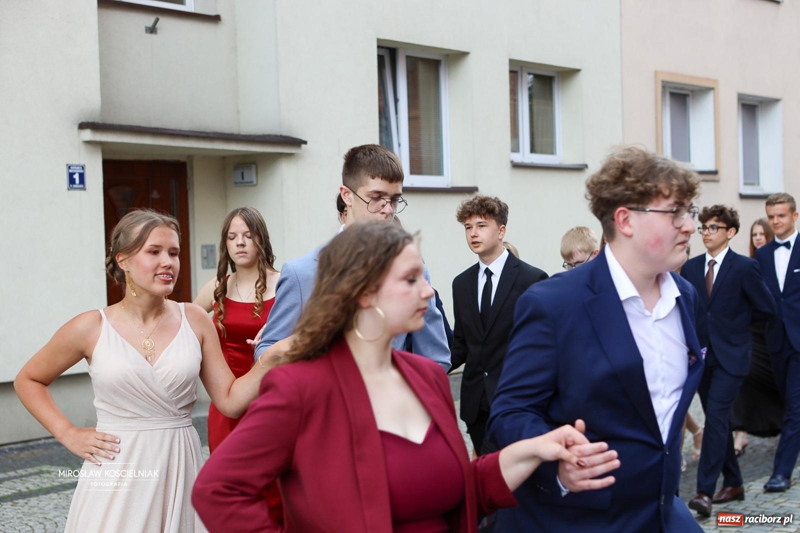 Zdjęcie w galerii na portalu naszraciborz.pl: Polonez ósmoklasistów SP 1 na Placu Dominikańskim w Raciborzu wiadomości z regionu