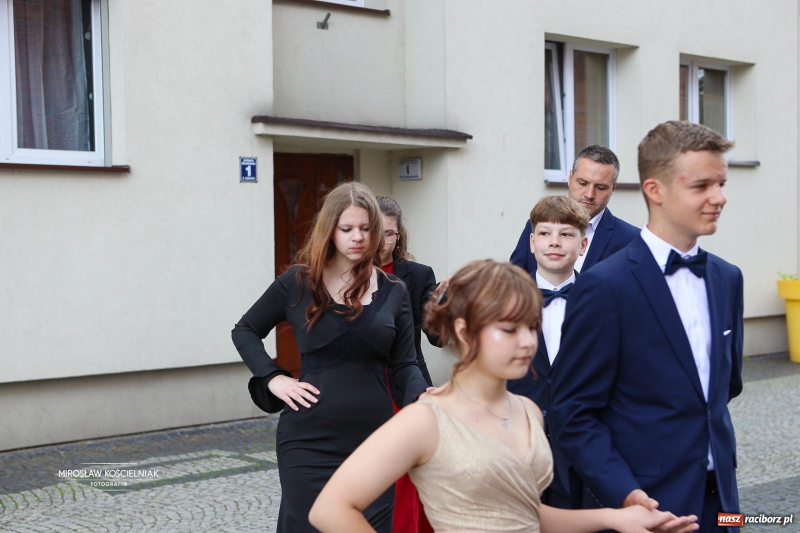 Zdjęcie w galerii na portalu naszraciborz.pl: Polonez ósmoklasistów SP 1 na Placu Dominikańskim w Raciborzu wiadomości z regionu