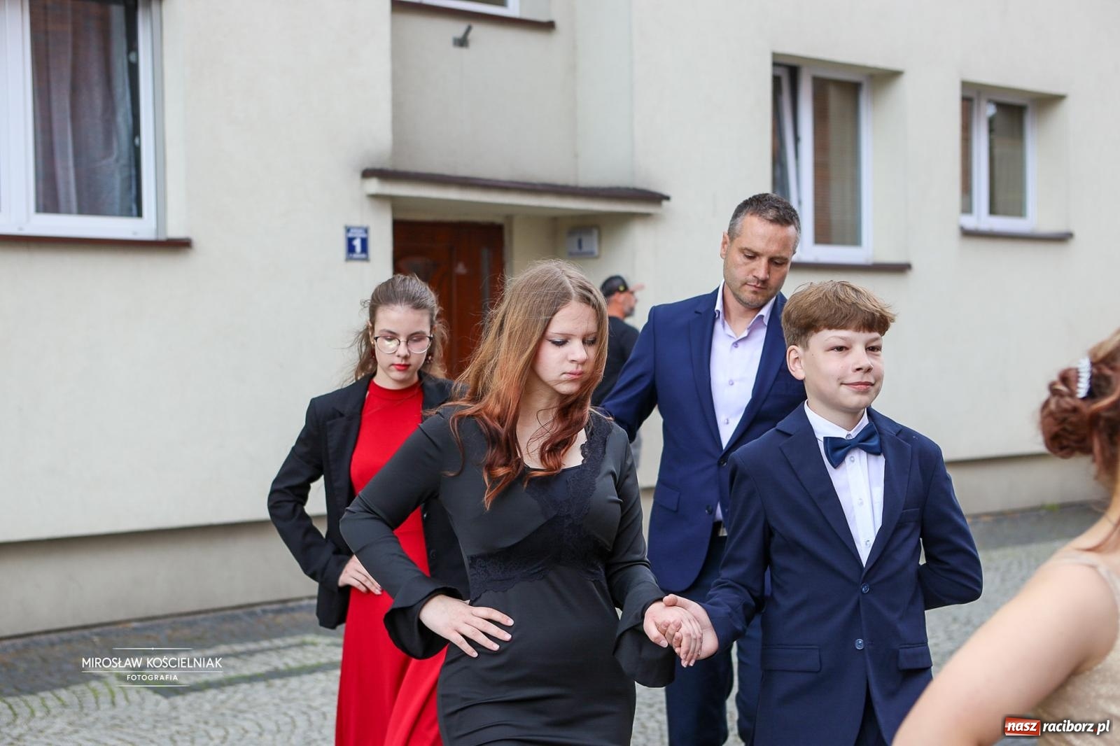 Zdjęcie w galerii na portalu naszraciborz.pl: Polonez ósmoklasistów SP 1 na Placu Dominikańskim w Raciborzu wiadomości z regionu