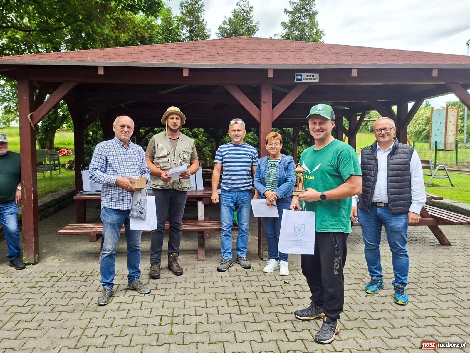 Zdjęcie w galerii na portalu naszraciborz.pl: Rodzinne wędkowanie w Krowiarkach. Puchar Wójta dla Patryka i Szymona Lepiorzów wiadomości z regionu