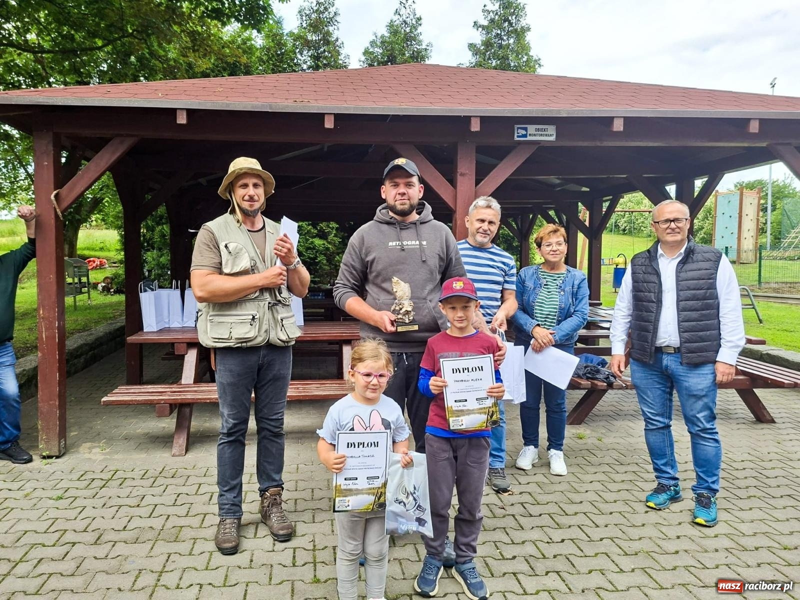 Zdjęcie w galerii na portalu naszraciborz.pl: Rodzinne wędkowanie w Krowiarkach. Puchar Wójta dla Patryka i Szymona Lepiorzów wiadomości z regionu
