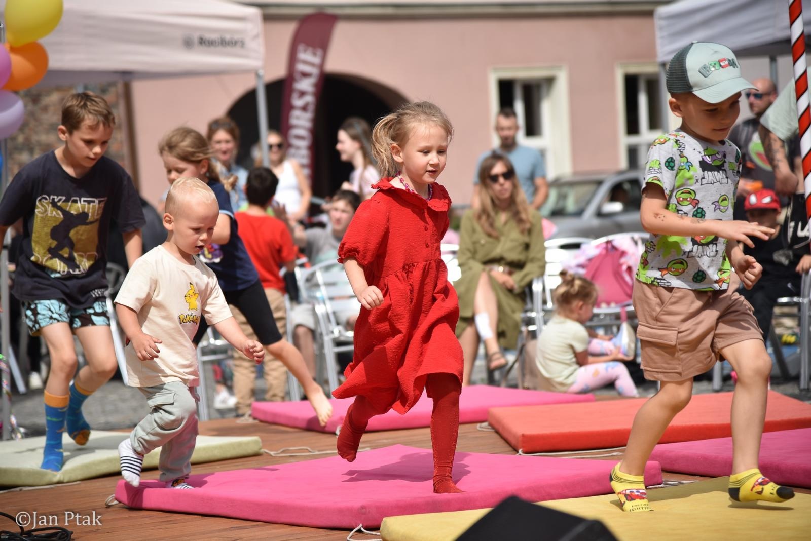 Zdjęcie w galerii na portalu naszraciborz.pl: Festiwal Dziecięcej Radości przyciągnął rodziny na plac Księżnej Ofki Piastówny wiadomości z regionu
