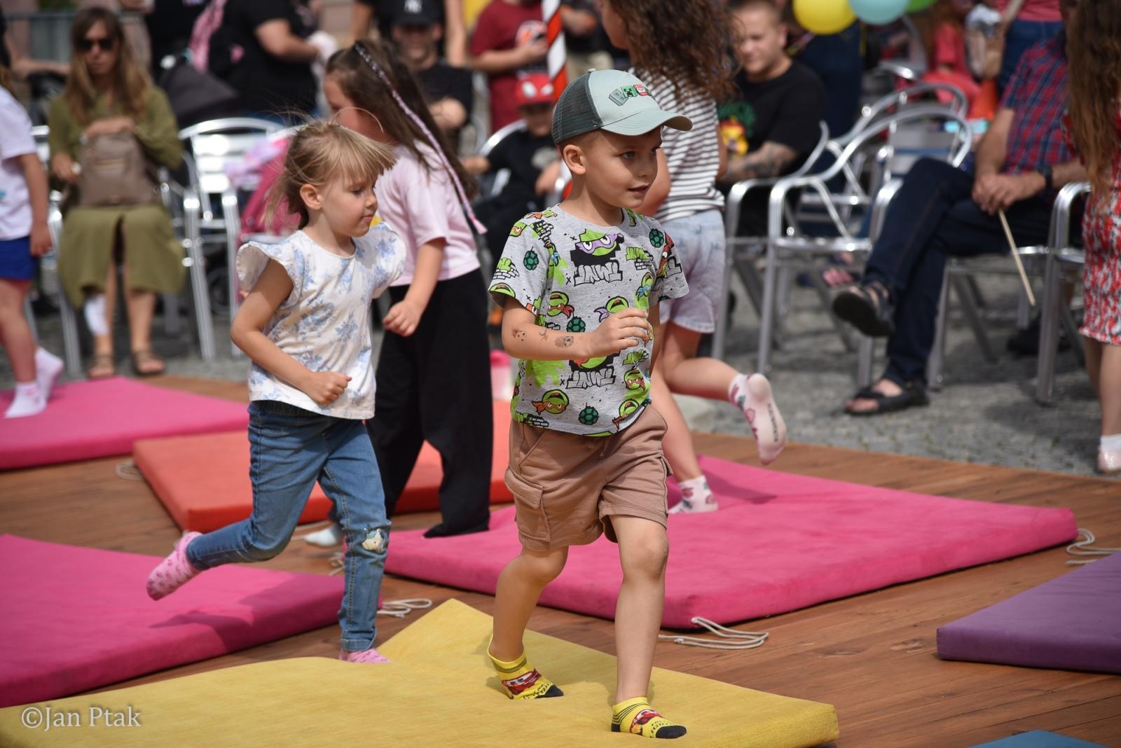 Zdjęcie w galerii na portalu naszraciborz.pl: Festiwal Dziecięcej Radości przyciągnął rodziny na plac Księżnej Ofki Piastówny wiadomości z regionu