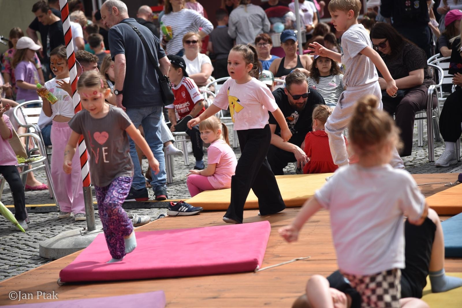 Zdjęcie w galerii na portalu naszraciborz.pl: Festiwal Dziecięcej Radości przyciągnął rodziny na plac Księżnej Ofki Piastówny wiadomości z regionu