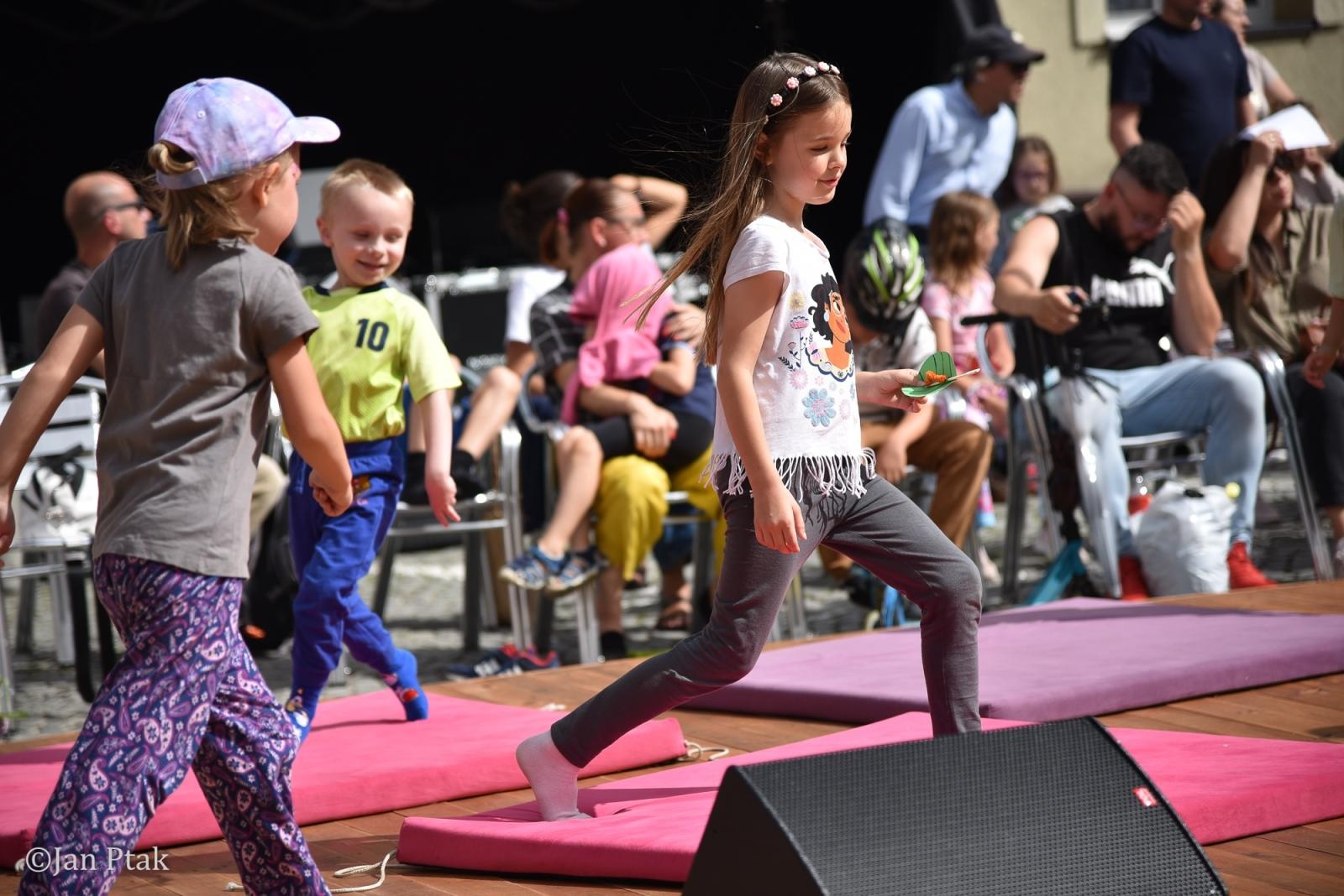 Zdjęcie w galerii na portalu naszraciborz.pl: Festiwal Dziecięcej Radości przyciągnął rodziny na plac Księżnej Ofki Piastówny wiadomości z regionu