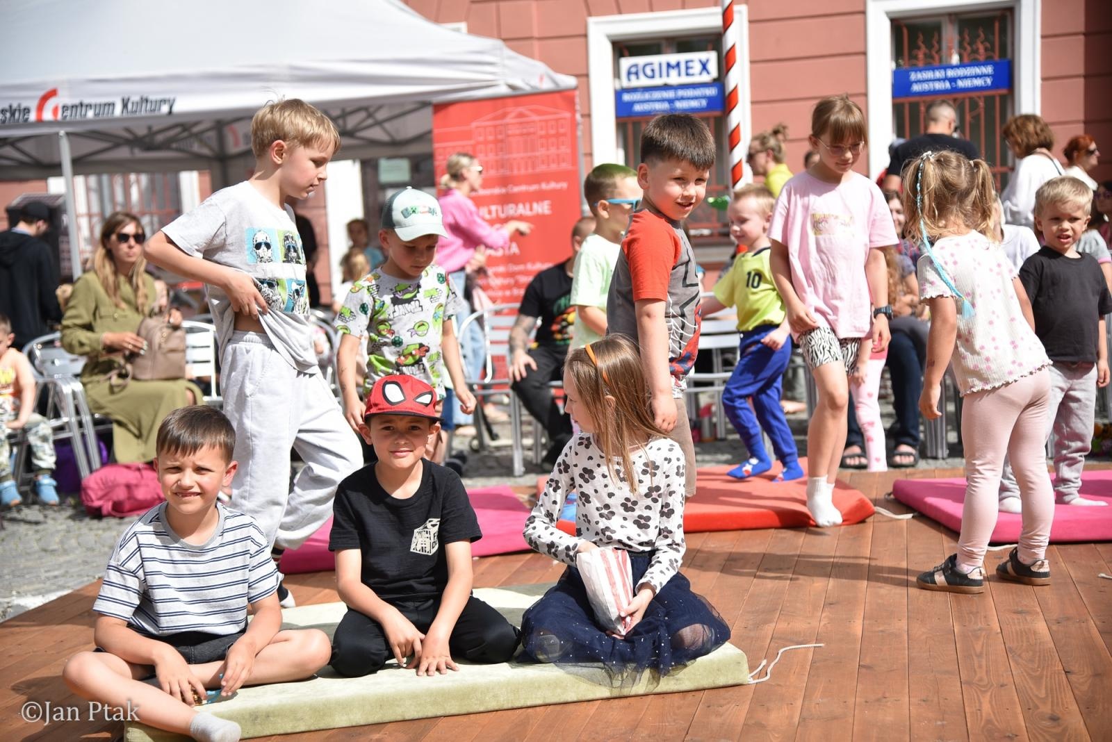 Zdjęcie w galerii na portalu naszraciborz.pl: Festiwal Dziecięcej Radości przyciągnął rodziny na plac Księżnej Ofki Piastówny wiadomości z regionu